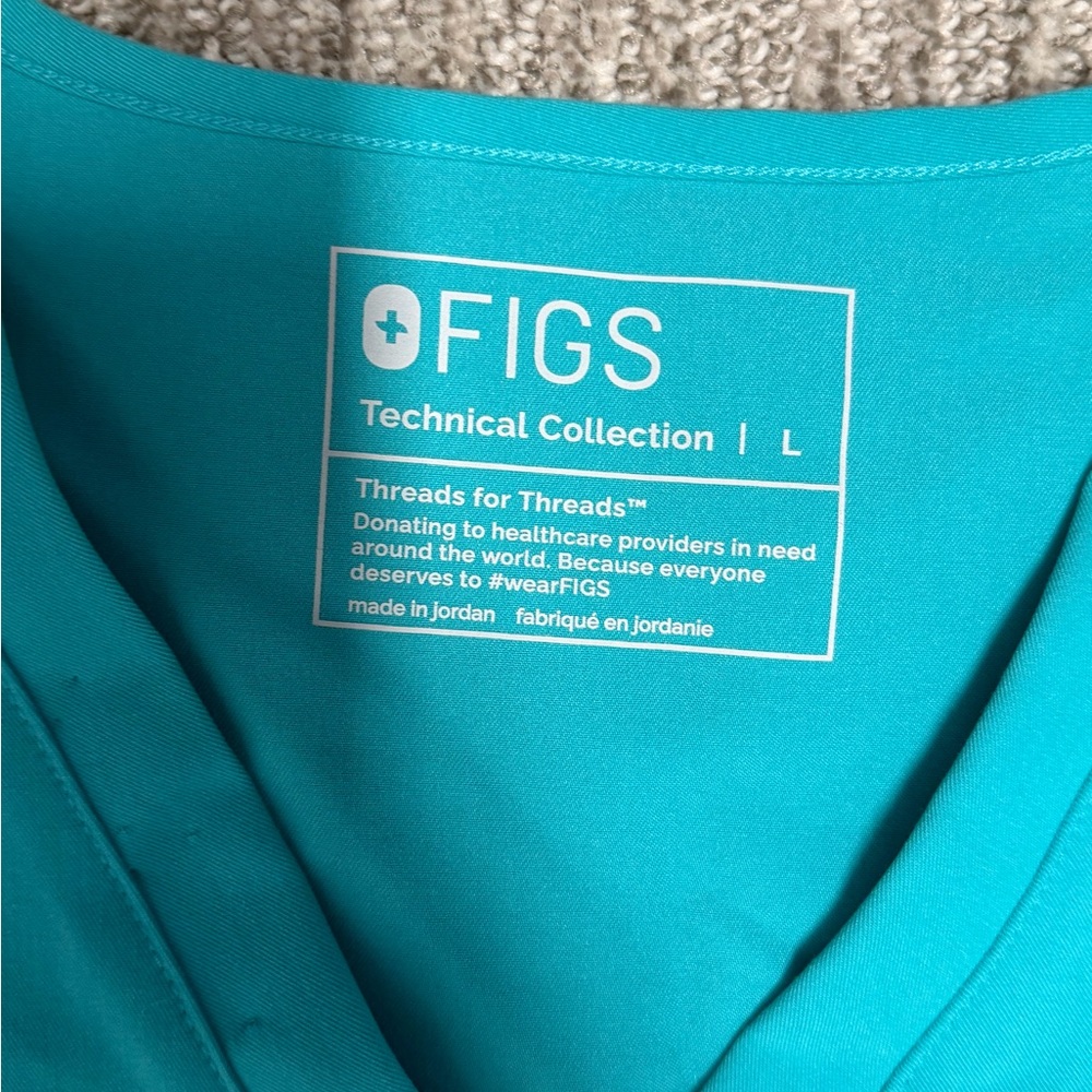FIGS women’s turquoise scrub top